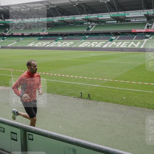 05.10.2025 - 20. swb-Marathon Bremen Michael Burmester http://msf.ph/oto/9264995 05.10.2025 12:14:25 Laufen im Stadion 157, 604, 304 meine-sportfotos.de
