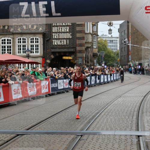 05.10.2025 - 20. swb-Marathon Bremen Yannick Fuchs http://msf.ph/oto/9265019 05.10.2025 12:06:33 Ziel 1040 meine-sportfotos.de