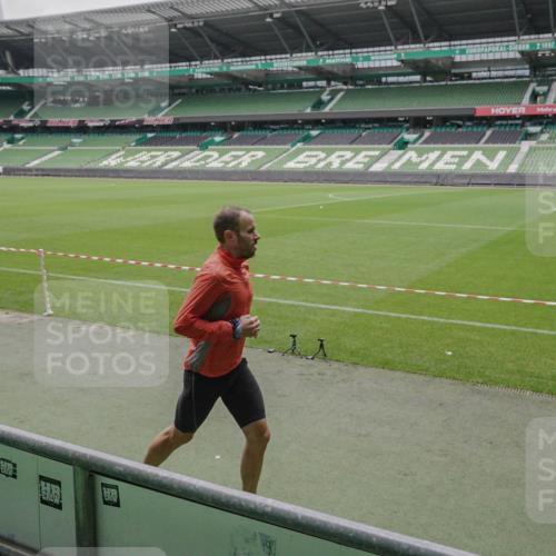 05.10.2025 - 20. swb-Marathon Bremen Michael Burmester http://msf.ph/oto/9265020 05.10.2025 12:14:25 Laufen im Stadion 157, 604, 304 meine-sportfotos.de