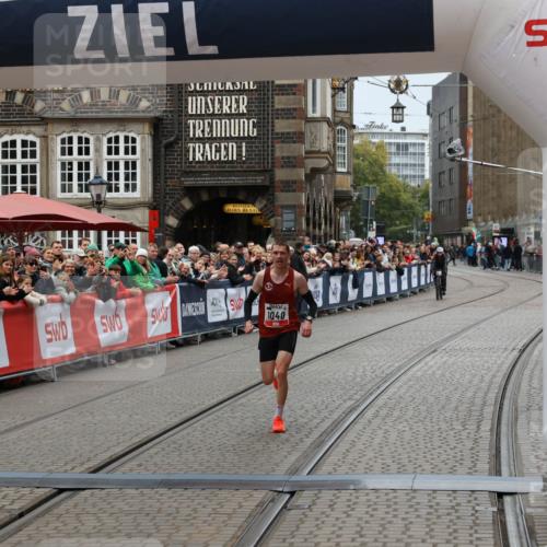 05.10.2025 - 20. swb-Marathon Bremen Yannick Fuchs http://msf.ph/oto/9265032 05.10.2025 12:06:33 Ziel 1040 meine-sportfotos.de