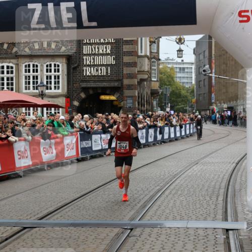 05.10.2025 - 20. swb-Marathon Bremen Yannick Fuchs http://msf.ph/oto/9265039 05.10.2025 12:06:33 Ziel 1040 meine-sportfotos.de