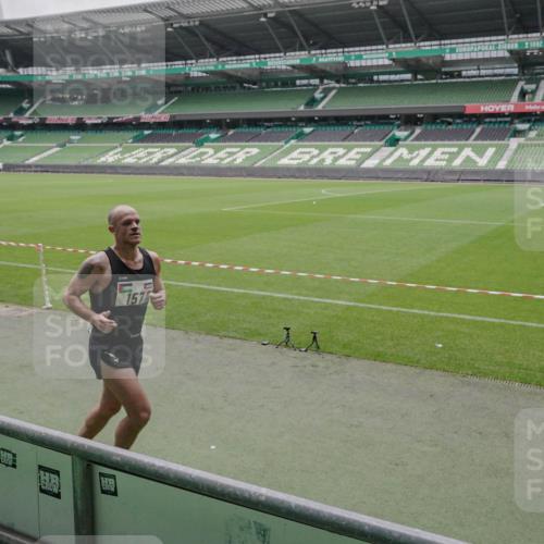 05.10.2025 - 20. swb-Marathon Bremen Michael Burmester http://msf.ph/oto/9265041 05.10.2025 12:14:25 Laufen im Stadion 157, 604, 304 meine-sportfotos.de