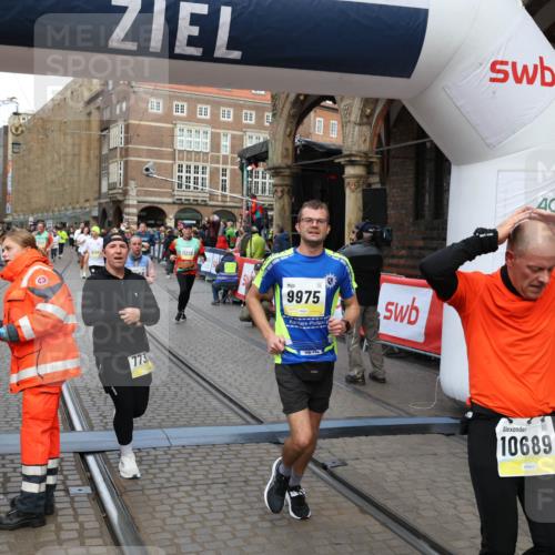 05.10.2025 - 20. swb-Marathon Bremen Yannick Fuchs http://msf.ph/oto/9265047 05.10.2025 10:50:58 Ziel 7733, 9251, 9277, 9399, 9658, 9715, 9742, 9888, 9966, 9969, 9975, 10043, 10224, 10279, 10479, 10689, 11220, 11311, 11543 meine-sportfotos.de