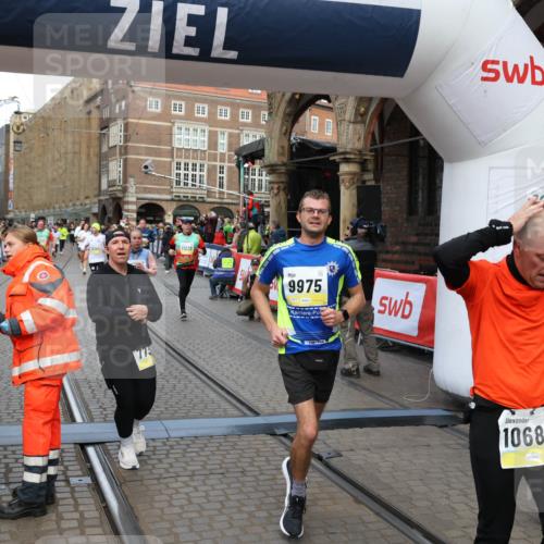 05.10.2025 - 20. swb-Marathon Bremen Yannick Fuchs http://msf.ph/oto/9265056 05.10.2025 10:50:58 Ziel 7733, 9251, 9277, 9399, 9658, 9715, 9742, 9888, 9966, 9969, 9975, 10043, 10224, 10279, 10479, 10689, 11220, 11311, 11543 meine-sportfotos.de