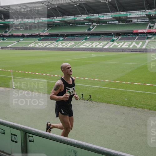 05.10.2025 - 20. swb-Marathon Bremen Michael Burmester http://msf.ph/oto/9265060 05.10.2025 12:14:26 Laufen im Stadion 157, 604 meine-sportfotos.de