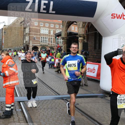 05.10.2025 - 20. swb-Marathon Bremen Yannick Fuchs http://msf.ph/oto/9265065 05.10.2025 10:50:58 Ziel 7733, 9251, 9277, 9399, 9658, 9715, 9742, 9888, 9966, 9969, 9975, 10043, 10224, 10279, 10479, 10689, 11220, 11311, 11543 meine-sportfotos.de