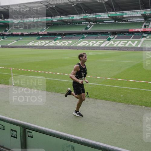 05.10.2025 - 20. swb-Marathon Bremen Michael Burmester http://msf.ph/oto/9265079 05.10.2025 12:14:32 Laufen im Stadion 157, 604, 956 meine-sportfotos.de