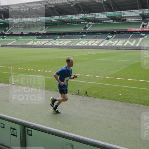 05.10.2025 - 20. swb-Marathon Bremen Michael Burmester http://msf.ph/oto/9265114 05.10.2025 12:14:40 Laufen im Stadion 157, 604, 956 meine-sportfotos.de
