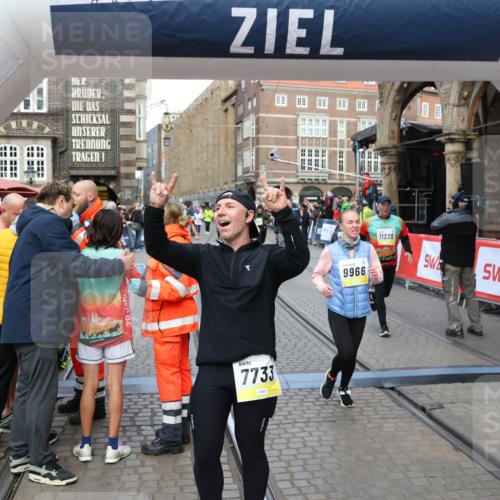 05.10.2025 - 20. swb-Marathon Bremen Yannick Fuchs http://msf.ph/oto/9265119 05.10.2025 10:50:59 Ziel 7733, 9251, 9277, 9399, 9658, 9715, 9742, 9888, 9966, 9975, 10029, 10224, 10227, 10279, 10479, 10689, 11220, 11311, 11543 meine-sportfotos.de