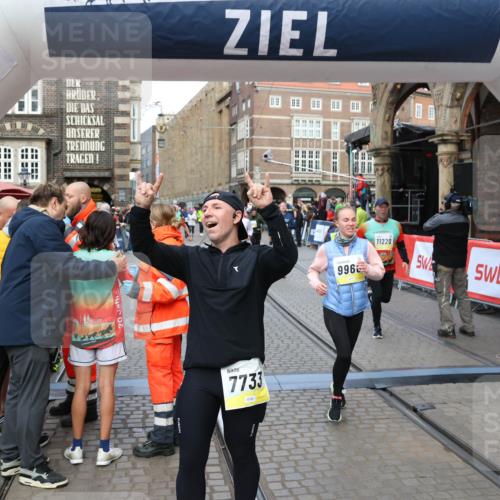 05.10.2025 - 20. swb-Marathon Bremen Yannick Fuchs http://msf.ph/oto/9265122 05.10.2025 10:50:59 Ziel 7733, 9251, 9277, 9399, 9658, 9715, 9742, 9888, 9966, 9975, 10029, 10224, 10227, 10279, 10479, 10689, 11220, 11311, 11543 meine-sportfotos.de