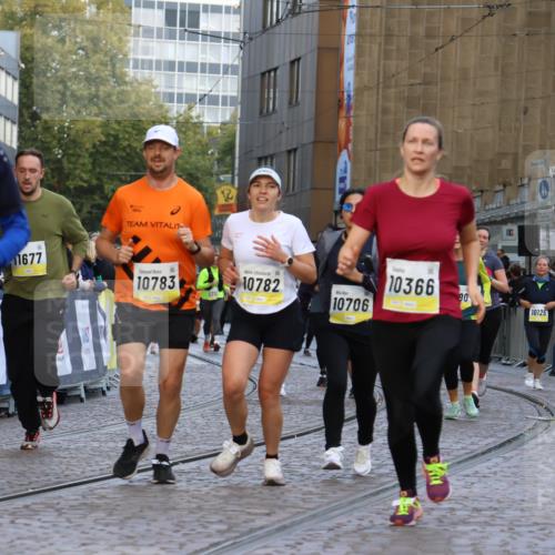 05.10.2025 - 20. swb-Marathon Bremen Strokosch-Dieckow http://msf.ph/oto/9265123 05.10.2025 11:07:54 Ziel 8123, 9212, 10135, 10365, 10366, 10706, 10782, 10783, 11677 meine-sportfotos.de