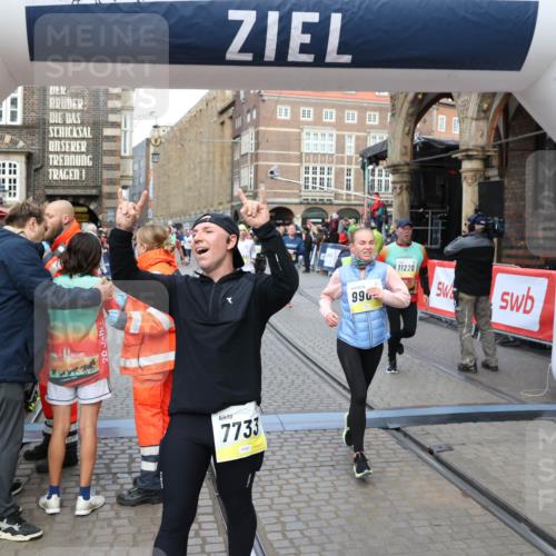 05.10.2025 - 20. swb-Marathon Bremen Yannick Fuchs http://msf.ph/oto/9265133 05.10.2025 10:50:59 Ziel 7733, 9251, 9277, 9399, 9658, 9715, 9742, 9888, 9966, 9975, 10029, 10224, 10227, 10279, 10479, 10689, 11220, 11311, 11543 meine-sportfotos.de