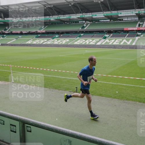 05.10.2025 - 20. swb-Marathon Bremen Michael Burmester http://msf.ph/oto/9265137 05.10.2025 12:14:41 Laufen im Stadion 157, 604, 956 meine-sportfotos.de