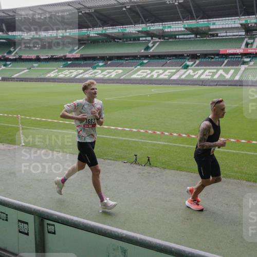 05.10.2025 - 20. swb-Marathon Bremen Michael Burmester http://msf.ph/oto/9265162 05.10.2025 12:15:39 Laufen im Stadion 309, 1663, 604, 956 meine-sportfotos.de