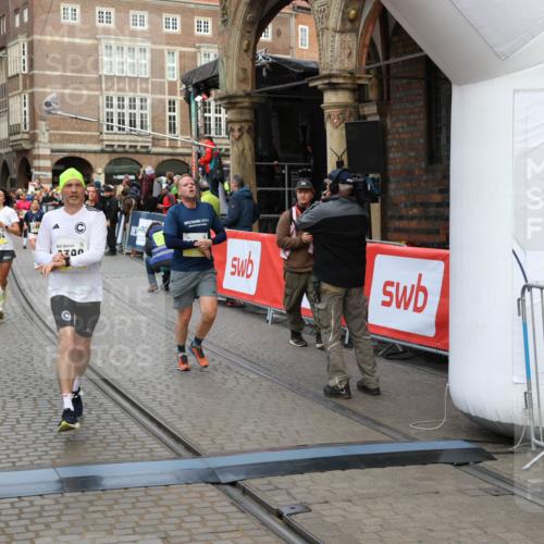 05.10.2025 - 20. swb-Marathon Bremen Yannick Fuchs http://msf.ph/oto/9265197 05.10.2025 10:51:01 Ziel 7733, 9251, 9277, 9399, 9715, 9888, 9966, 9975, 10029, 10224, 10227, 10534, 10689, 10698, 11220, 11311 meine-sportfotos.de