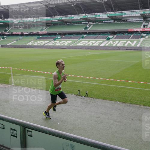 05.10.2025 - 20. swb-Marathon Bremen Michael Burmester http://msf.ph/oto/9265200 05.10.2025 12:17:19 Laufen im Stadion 705, 888 meine-sportfotos.de