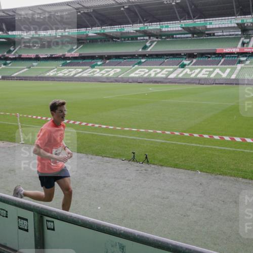 05.10.2025 - 20. swb-Marathon Bremen Michael Burmester http://msf.ph/oto/9265222 05.10.2025 12:17:31 Laufen im Stadion 705, 888, 1632, 1994 meine-sportfotos.de
