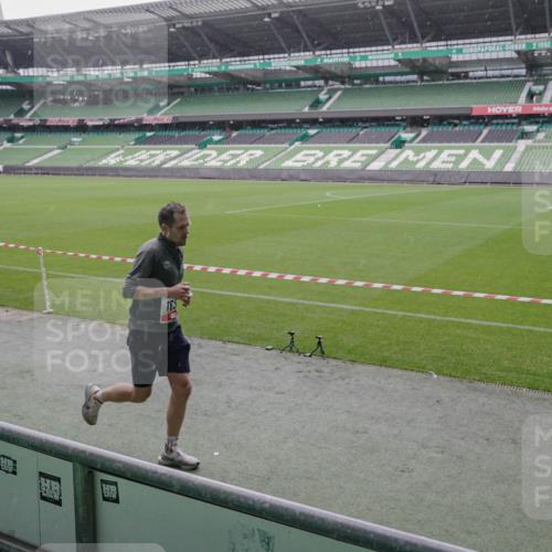 05.10.2025 - 20. swb-Marathon Bremen Michael Burmester http://msf.ph/oto/9265244 05.10.2025 12:17:37 Laufen im Stadion 705, 888, 1632, 1994 meine-sportfotos.de
