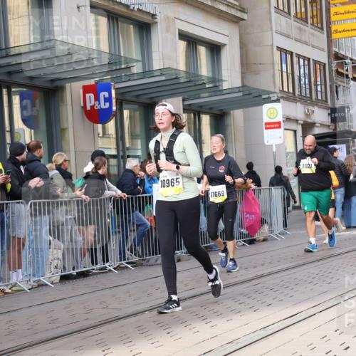 05.10.2025 - 20. swb-Marathon Bremen Strokosch-Dieckow http://msf.ph/oto/9265277 05.10.2025 11:04:40 Ziel 9220, 9409, 9530, 9642, 9660, 9668, 9813, 9866, 9927, 9978, 10018, 10021, 10684, 10771, 10891, 10965, 11016, 11090, 11121, 11171, 11180, 11315, 11323, 11372, 11412, 11478, 11559, 11615, 11636, 9220, 9409, 9530, 9642, 9660, 9668, 9813, 9866, 9927, 9978, 10018, 10021, 10684, 10771, 10891, 10965, 11016, 11090, 11121, 11171, 11180, 11315, 11323, 11372, 11412, 11478 meine-sportfotos.de