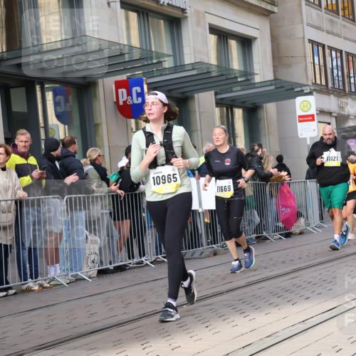 05.10.2025 - 20. swb-Marathon Bremen Strokosch-Dieckow http://msf.ph/oto/9265288 05.10.2025 11:04:40 Ziel 9220, 9409, 9530, 9642, 9660, 9668, 9813, 9866, 9927, 9978, 10018, 10021, 10684, 10771, 10891, 10965, 11016, 11090, 11121, 11171, 11180, 11315, 11323, 11372, 11412, 11478, 11559, 11615, 11636, 9220, 9409, 9530, 9642, 9660, 9668, 9813, 9866, 9927, 9978, 10018, 10021, 10684, 10771, 10891, 10965, 11016, 11090, 11121, 11171, 11180, 11315, 11323, 11372, 11412, 11478 meine-sportfotos.de