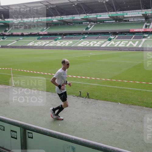 05.10.2025 - 20. swb-Marathon Bremen Michael Burmester http://msf.ph/oto/9265291 05.10.2025 12:18:06 Laufen im Stadion 302, 308, 705, 888, 1632, 1994 meine-sportfotos.de
