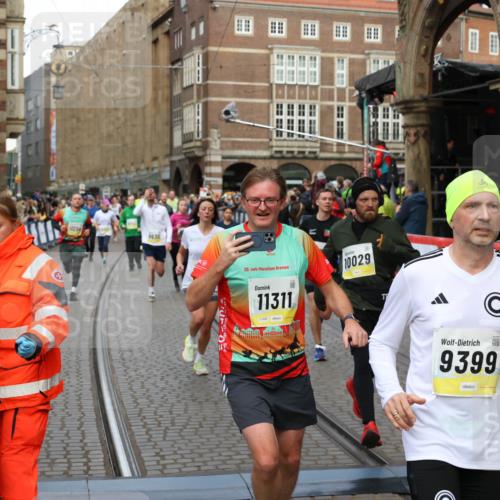 05.10.2025 - 20. swb-Marathon Bremen Yannick Fuchs http://msf.ph/oto/9265300 05.10.2025 10:51:02 Ziel 7733, 9251, 9277, 9399, 9715, 9888, 9966, 9975, 10029, 10224, 10227, 10534, 10689, 10698, 11061, 11220, 11311 meine-sportfotos.de