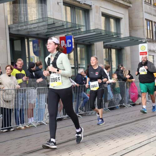 05.10.2025 - 20. swb-Marathon Bremen Strokosch-Dieckow http://msf.ph/oto/9265303 05.10.2025 11:04:40 Ziel 9220, 9409, 9530, 9642, 9660, 9668, 9813, 9866, 9927, 9978, 10018, 10021, 10684, 10771, 10891, 10965, 11016, 11090, 11121, 11171, 11180, 11315, 11323, 11372, 11412, 11478, 11559, 11615, 11636, 9220, 9409, 9530, 9642, 9660, 9668, 9813, 9866, 9927, 9978, 10018, 10021, 10684, 10771, 10891, 10965, 11016, 11090, 11121, 11171, 11180, 11315, 11323, 11372, 11412, 11478 meine-sportfotos.de