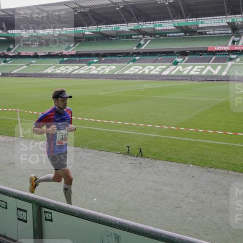 05.10.2025 - 20. swb-Marathon Bremen Michael Burmester http://msf.ph/oto/9265316 05.10.2025 12:18:13 Laufen im Stadion 302, 308, 1632, 1994, 705, 888 meine-sportfotos.de