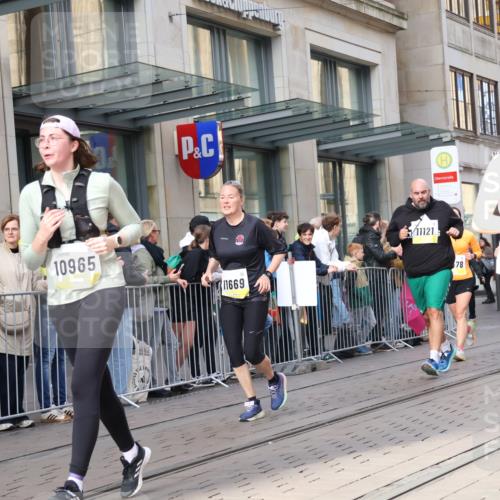 05.10.2025 - 20. swb-Marathon Bremen Strokosch-Dieckow http://msf.ph/oto/9265317 05.10.2025 11:04:41 Ziel 9220, 9409, 9530, 9642, 9660, 9668, 9813, 9866, 9927, 9978, 10018, 10021, 10343, 10684, 10771, 10891, 10965, 11016, 11090, 11121, 11171, 11180, 11315, 11323, 11372, 11412, 11478, 11559, 11636, 11650, 9220, 9409, 9530, 9642, 9660, 9668, 9813, 9866, 9927, 9978, 10018, 10021, 10343, 10684, 10771, 10891, 10965, 11016, 11090, 11121, 11171, 11180, 11315, 11323, 11372, 11412, 11478, 11650 meine-sportfotos.de