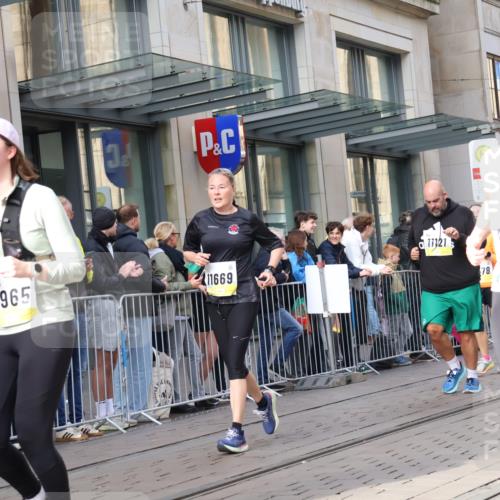 05.10.2025 - 20. swb-Marathon Bremen Strokosch-Dieckow http://msf.ph/oto/9265330 05.10.2025 11:04:41 Ziel 9220, 9409, 9530, 9642, 9660, 9668, 9813, 9866, 9927, 9978, 10018, 10021, 10343, 10684, 10771, 10891, 10965, 11016, 11090, 11121, 11171, 11180, 11315, 11323, 11372, 11412, 11478, 11559, 11636, 11650, 9220, 9409, 9530, 9642, 9660, 9668, 9813, 9866, 9927, 9978, 10018, 10021, 10343, 10684, 10771, 10891, 10965, 11016, 11090, 11121, 11171, 11180, 11315, 11323, 11372, 11412, 11478, 11650 meine-sportfotos.de