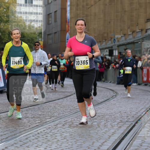 05.10.2025 - 20. swb-Marathon Bremen Strokosch-Dieckow http://msf.ph/oto/9265334 05.10.2025 11:08:00 Ziel 8123, 9557, 10135, 10365, 10706, 10782, 10783, 11490, 11677 meine-sportfotos.de