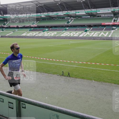 05.10.2025 - 20. swb-Marathon Bremen Michael Burmester http://msf.ph/oto/9265338 05.10.2025 12:19:04 Laufen im Stadion 87, 302, 308 meine-sportfotos.de