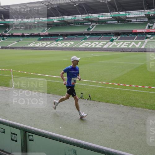 05.10.2025 - 20. swb-Marathon Bremen Michael Burmester http://msf.ph/oto/9265352 05.10.2025 12:19:45 Laufen im Stadion 87, 1954 meine-sportfotos.de