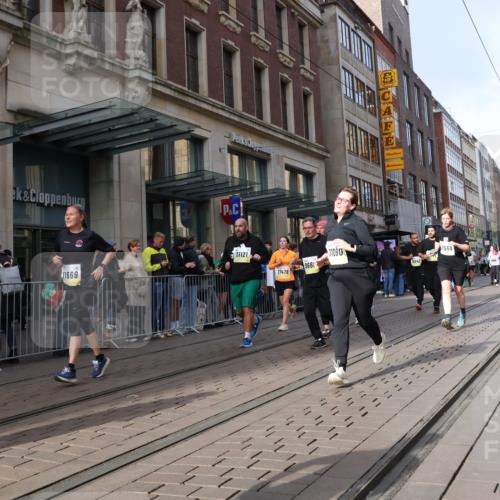 05.10.2025 - 20. swb-Marathon Bremen Strokosch-Dieckow http://msf.ph/oto/9265390 05.10.2025 11:04:42 Ziel 9220, 9409, 9530, 9642, 9660, 9668, 9813, 9866, 9978, 10018, 10021, 10343, 10684, 10771, 10891, 10965, 11016, 11090, 11121, 11171, 11180, 11315, 11323, 11372, 11412, 11478, 11559, 11636, 11650, 11707, 9220, 9409, 9530, 9642, 9660, 9668, 9813, 9866, 9978, 10018, 10021, 10343, 10684, 10771, 10891, 10965, 11016, 11090, 11121, 11171, 11180, 11315, 11323, 11372, 11412, 11478, 11650, 11707 meine-sportfotos.de