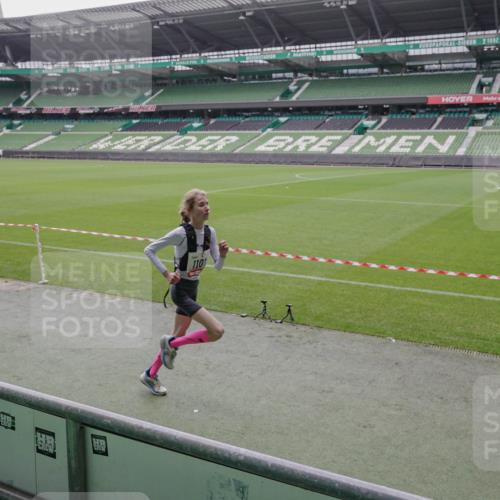 05.10.2025 - 20. swb-Marathon Bremen Michael Burmester http://msf.ph/oto/9265391 05.10.2025 12:20:08 Laufen im Stadion 964, 1101, 1528, 1954, 87 meine-sportfotos.de