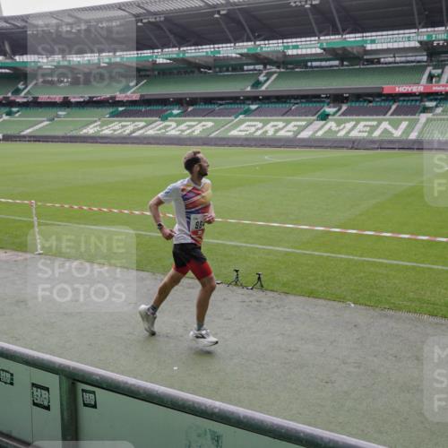 05.10.2025 - 20. swb-Marathon Bremen Michael Burmester http://msf.ph/oto/9265409 05.10.2025 12:20:21 Laufen im Stadion 909, 953, 964, 1101, 1528, 1954 meine-sportfotos.de