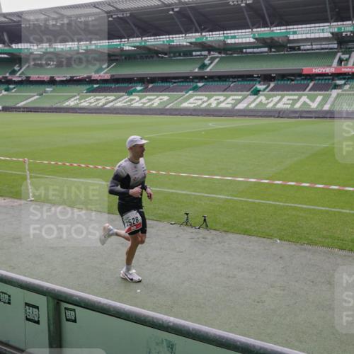 05.10.2025 - 20. swb-Marathon Bremen Michael Burmester http://msf.ph/oto/9265437 05.10.2025 12:20:23 Laufen im Stadion 158, 909, 953, 964, 1101, 1528, 1954 meine-sportfotos.de
