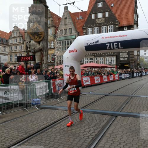 05.10.2025 - 20. swb-Marathon Bremen Yannick Fuchs http://msf.ph/oto/9265440 05.10.2025 12:06:37 Ziel 1040 meine-sportfotos.de