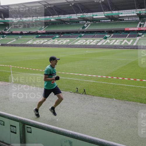 05.10.2025 - 20. swb-Marathon Bremen Michael Burmester http://msf.ph/oto/9265446 05.10.2025 12:20:24 Laufen im Stadion 158, 909, 953, 964, 1101, 1528, 1954 meine-sportfotos.de