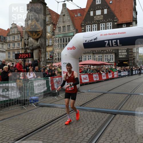 05.10.2025 - 20. swb-Marathon Bremen Yannick Fuchs http://msf.ph/oto/9265453 05.10.2025 12:06:37 Ziel 1040 meine-sportfotos.de