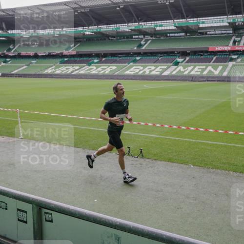 05.10.2025 - 20. swb-Marathon Bremen Michael Burmester http://msf.ph/oto/9265469 05.10.2025 12:20:27 Laufen im Stadion 158, 909, 953, 964, 1101, 1528, 1954 meine-sportfotos.de