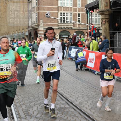 05.10.2025 - 20. swb-Marathon Bremen Yannick Fuchs http://msf.ph/oto/9265470 05.10.2025 10:51:06 Ziel 9199, 9399, 9425, 9630, 9663, 9966, 10029, 10227, 10254, 10378, 10534, 10698, 10743, 10932, 11061, 11220, 11311, 11391 meine-sportfotos.de