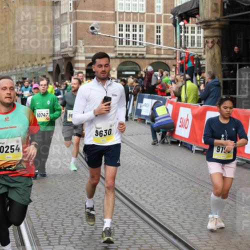 05.10.2025 - 20. swb-Marathon Bremen Yannick Fuchs http://msf.ph/oto/9265480 05.10.2025 10:51:06 Ziel 9199, 9399, 9425, 9630, 9663, 9966, 10029, 10227, 10254, 10378, 10534, 10698, 10743, 10932, 11061, 11220, 11311, 11391 meine-sportfotos.de