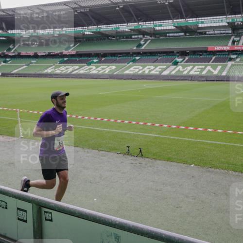 05.10.2025 - 20. swb-Marathon Bremen Michael Burmester http://msf.ph/oto/9265490 05.10.2025 12:20:36 Laufen im Stadion 158, 909, 953, 964, 1101, 1528, 1954 meine-sportfotos.de