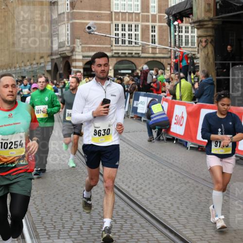 05.10.2025 - 20. swb-Marathon Bremen Yannick Fuchs http://msf.ph/oto/9265491 05.10.2025 10:51:06 Ziel 9199, 9399, 9425, 9630, 9663, 9966, 10029, 10227, 10254, 10378, 10534, 10698, 10743, 10932, 11061, 11220, 11311, 11391 meine-sportfotos.de