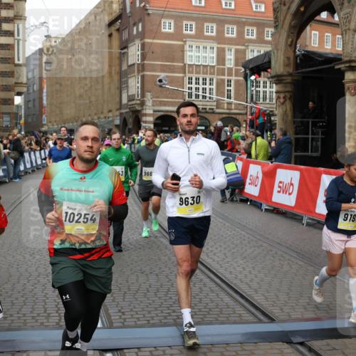 05.10.2025 - 20. swb-Marathon Bremen Yannick Fuchs http://msf.ph/oto/9265501 05.10.2025 10:51:06 Ziel 9199, 9399, 9425, 9630, 9663, 9966, 10029, 10227, 10254, 10378, 10534, 10698, 10743, 10932, 11061, 11220, 11311, 11391 meine-sportfotos.de