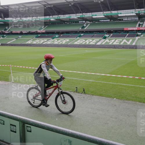 05.10.2025 - 20. swb-Marathon Bremen Michael Burmester http://msf.ph/oto/9265511 05.10.2025 12:21:03 Laufen im Stadion 117, 158, 909, 953, 964, 1528, 1101 meine-sportfotos.de
