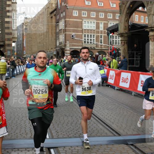 05.10.2025 - 20. swb-Marathon Bremen Yannick Fuchs http://msf.ph/oto/9265512 05.10.2025 10:51:06 Ziel 9199, 9399, 9425, 9630, 9663, 9966, 10029, 10227, 10254, 10378, 10534, 10698, 10743, 10932, 11061, 11220, 11311, 11391 meine-sportfotos.de