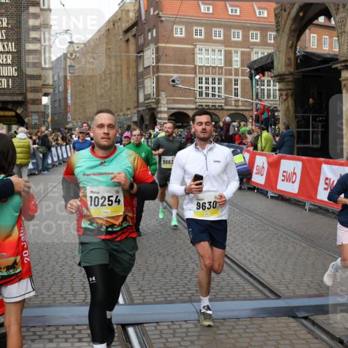 05.10.2025 - 20. swb-Marathon Bremen Yannick Fuchs http://msf.ph/oto/9265517 05.10.2025 10:51:07 Ziel 9199, 9399, 9416, 9425, 9630, 9663, 10029, 10226, 10227, 10254, 10378, 10534, 10698, 10743, 10932, 11061, 11220, 11311, 11391 meine-sportfotos.de