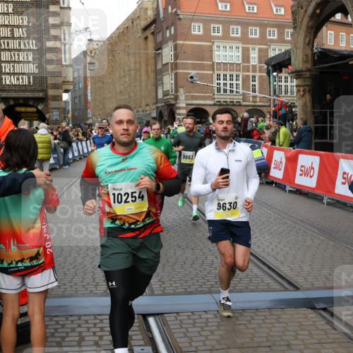 05.10.2025 - 20. swb-Marathon Bremen Yannick Fuchs http://msf.ph/oto/9265526 05.10.2025 10:51:07 Ziel 9199, 9399, 9416, 9425, 9630, 9663, 10029, 10226, 10227, 10254, 10378, 10534, 10698, 10743, 10932, 11061, 11220, 11311, 11391 meine-sportfotos.de